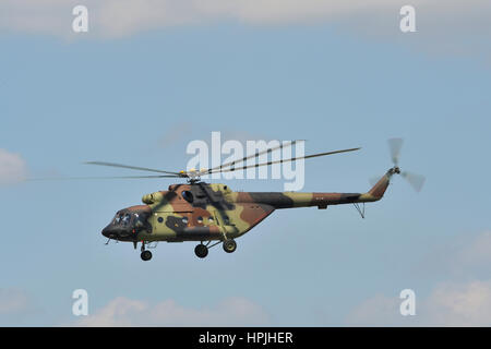 Brandneue unmarkierte russische Hubschrauber Mil Mi-17V5-Mehrzweck-Hubschrauber bei Testflug vor der Auslieferung an die serbischen Streitkräfte Stockfoto