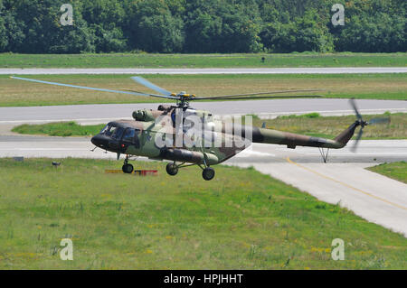Brandneue unmarkierte russische Hubschrauber Mil Mi-17V5-Mehrzweck-Hubschrauber im Flug bei der Auslieferung von serbischen Streitkräften Stockfoto