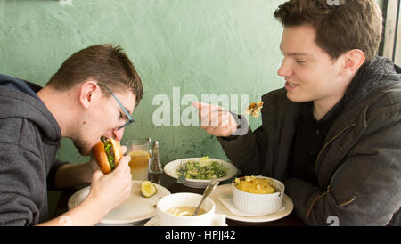 Brüder, Essen Stockfoto