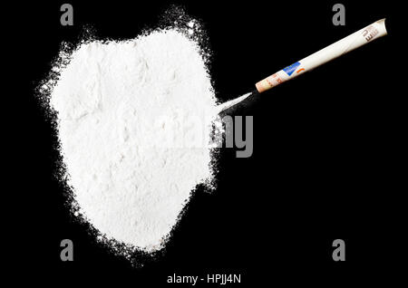 Ein Pulver-Drogen wie Kokain in Form von Sierra Leone mit einem gerollten Geldschein. (Serie) Stockfoto