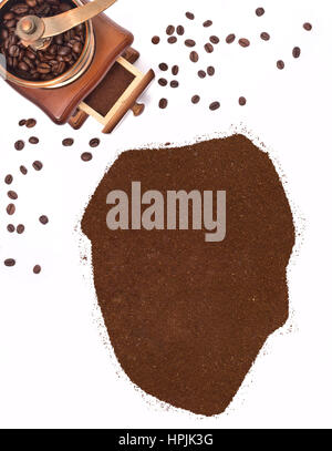 Kaffeepulver in Form von Sierra Leone und eine dekorative Kaffeemühle. (Serie) Stockfoto