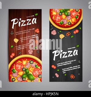 Realistische Pizza Pizzeria Flyer Vektor Hintergrund. Zwei vertikale Banner Pizza mit Zutaten und Text auf hölzernen Hintergrund und blackboard Stock Vektor