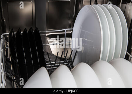 Saubere Platten in einer modernen Spülmaschine Maschine Stockfoto