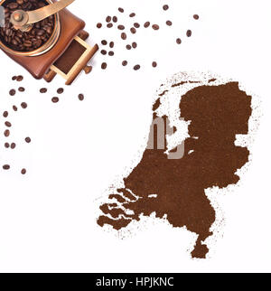 Kaffeepulver in die Form der Niederlande und eine dekorative Kaffeemühle. (Serie) Stockfoto