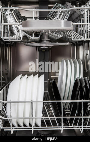 Saubere Gläser und Teller nach dem Waschen im Geschirrspüler Maschine Stockfoto