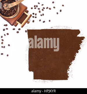 Kaffeepulver in Form von Arkansas und eine dekorative Kaffeemühle. (Serie) Stockfoto