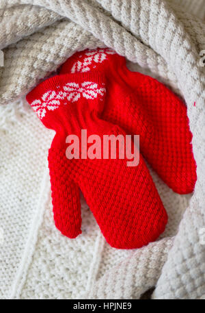 Winter-Baby-Kleidung, Schal und Handschuhe auf hölzernen Hintergrund Stockfoto