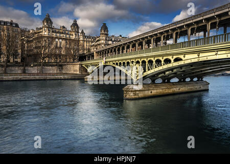 Stadt Brücke am Seineufer in Paris Stockfoto