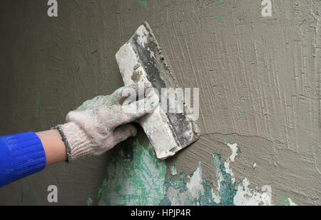 weiblichen Hand mit der Kelle Putz Wand outdoor closeup Stockfoto