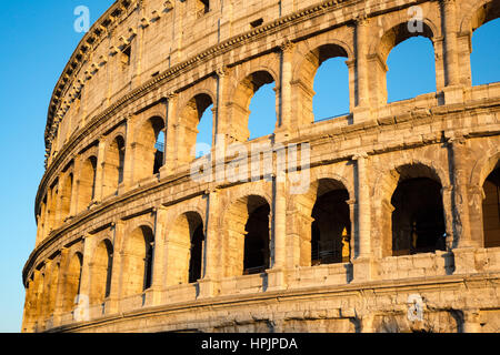 Das Kolosseum von Rom in der Abenddämmerung in Rom, Italien. Stockfoto