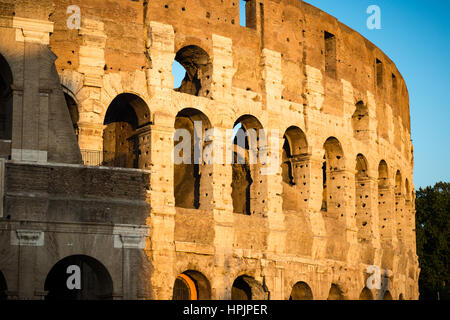 Das Kolosseum von Rom in der Abenddämmerung in Rom, Italien. Stockfoto
