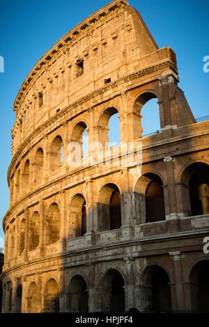 Das Kolosseum von Rom in der Abenddämmerung in Rom, Italien. Stockfoto