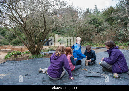 Unteren Schule Potton, Betten SG19 2PB Aufnahmen von RSPB machen und Aktivitäten für eine Packung ist auf innerstädtischen Grundschulen in den Großstädten, London, Glasgow, Birmingham, Cardiff etc. ausgehen. PIX veranschaulichen Schritt für Schritt Richtlinien.    Aktivitäten im Vordergrund: 9 machen eine Flasche Bug Catcher 10 machen einen Teich Netz eintauchen, (wenn die Schule einen Teich haben) 1 machen einen Miniteich 5 ein Fledermauskasten (Ich habe hier einige Pre-Schnittholz) 4 machen einen Käfer Eimer 3 bauen ein Hibernakel 11 ein Fehler Hotel 8 machen ein Bienenhaus 2 machen eine Mini Wiese 7 ein Stockfoto