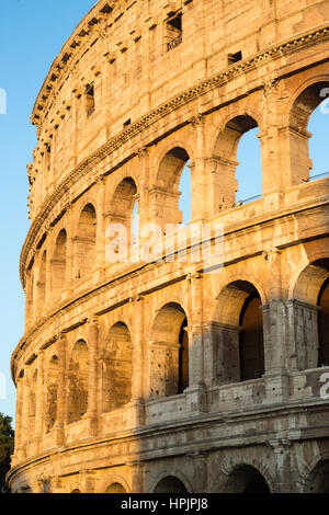 Das Kolosseum von Rom in der Abenddämmerung in Rom, Italien. Stockfoto