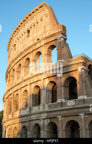 Das Kolosseum von Rom in der Abenddämmerung in Rom, Italien. Stockfoto