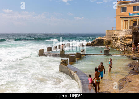 Coogee Beach und Coogee Surf Life Saving Club in Sydney, New South Wales, Australien zusammen mit Ross Jones Memorial pool Stockfoto