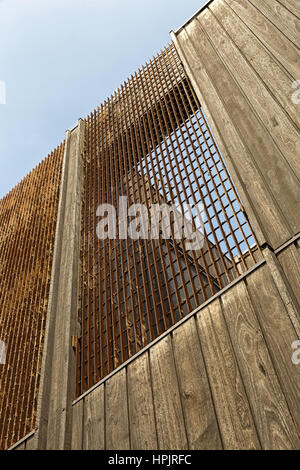 Urbane Geometrie, nachschlagen zu hölzernen Gebäude. Moderne und abstrakte Architekturdesign Stockfoto