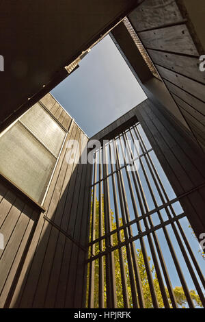 Urbane Geometrie, nachschlagen zu hölzernen Gebäude. Moderne und abstrakte Architekturdesign Stockfoto