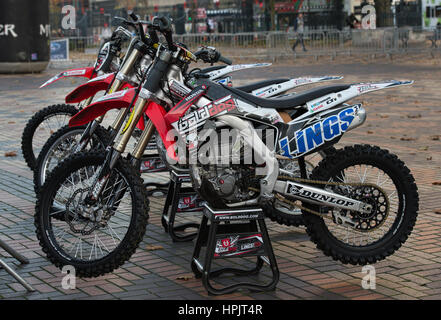 Bolddog Motorrad Display in Birmingham, Centenary square Stockfoto