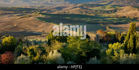 Am frühen Morgen Blick über Pieve di Corsignano und die toskanische Landschaft unter Pienza, Toskana, Italien Stockfoto