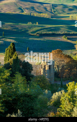 Am frühen Morgen Blick über Pieve di Corsignano und die toskanische Landschaft unter Pienza, Toskana, Italien Stockfoto