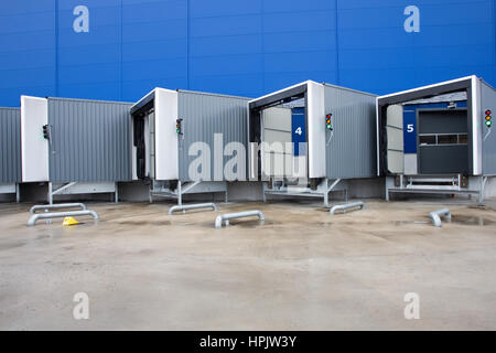 Laderampen für LKW im großen logistischen centr Stockfoto