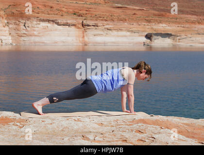 Frau praktizieren Yoga See Stockfoto