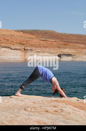 Frau praktizieren Yoga See Stockfoto