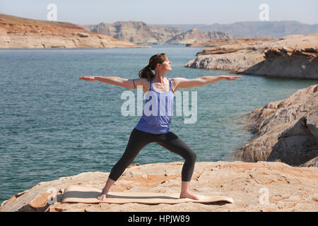 Frau praktizieren Yoga See Stockfoto