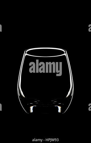 Glas für Wasser auf schwarzem Hintergrund Getränke Glaswaren Stockfoto