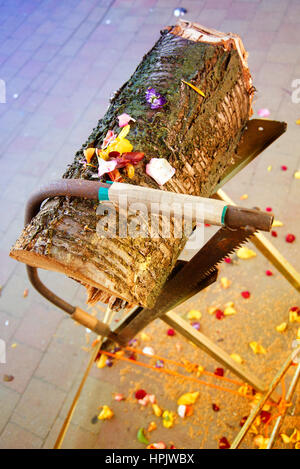 Hochzeit Spiel Baumstamm sah Stockfoto