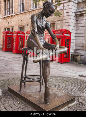 Die junge Tänzerin Skulptur von Enzo Plazzotta gegen rote Telefonzellen in Covent Garden in London Stockfoto