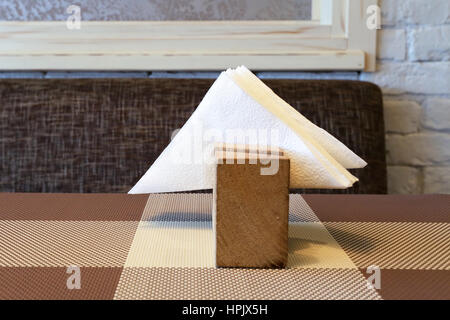 Papierservietten im Rack auf dem Tisch Stockfoto