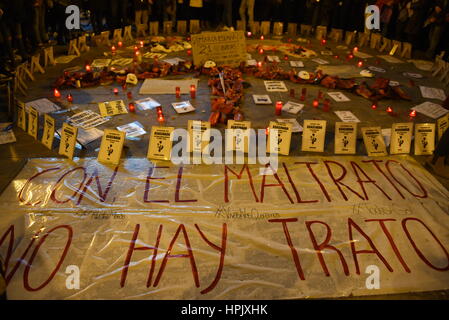 Madrid, Spanien. 22. Februar 2017. Ein Banner mit einer Botschaft gegen geschlechtsspezifische Gewalt in Madrid. Bildnachweis: Jorge Sanz/Pacific Press/Alamy Live-Nachrichten Stockfoto