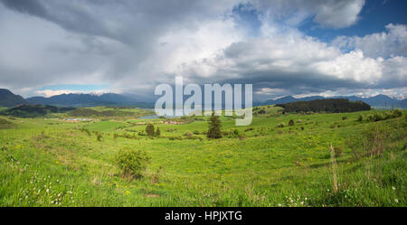 Stürmischen Wolken über grüne Felder im Frühling Stockfoto