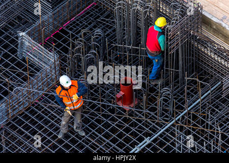 Bauarbeiter Verarbeitung von Betonstahl für die Betondecke, Bayern verstärkt, Deutschland Stockfoto