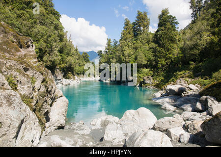 Hokitika, West Coast, New Zealand. Blick entlang der ruhigen Hokitika River vom Felsvorsprung in Hokitika-Schlucht. Stockfoto