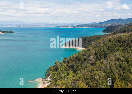 Abel Tasman National Park, Tasman, Neuseeland. Blick über die Reede Astrolabium aus dem Abel Tasman Coast Track in der Nähe von Marahau. Stockfoto