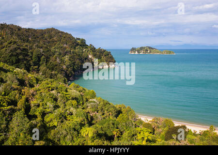 Abel Tasman National Park, Tasman, Neuseeland. Blick über Coquille Bay aus dem Abel Tasman Coast Track in der Nähe von Marahau. Stockfoto