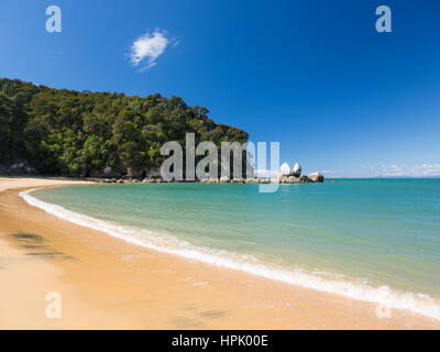 Kaiteriteri, Tasman, Neuseeland. Blick auf Split Apple Rock von Sandstrand an Türmen. Stockfoto