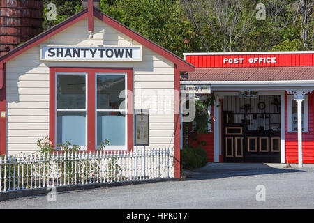 Greymouth, West Coast, New Zealand. Historische Bahnhofsgebäude gebaute und Post im Elendsviertel, Erholung von einem 19. Jahrhundert Gold-Bergbausiedlung. Stockfoto