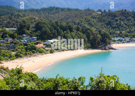 Kaiteriteri, Tasman, Neuseeland. Blick über das türkisfarbene Wasser des Tasman Bay vom Hügel über wenig Kaiteriteri Beach. Stockfoto