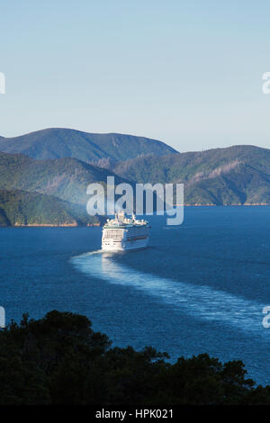 Picton, Marlborough, Neuseeland. Das Kreuzfahrtschiff von Royal Caribbean Voyager der Meere Queen Charlotte Sound eingeben. Stockfoto