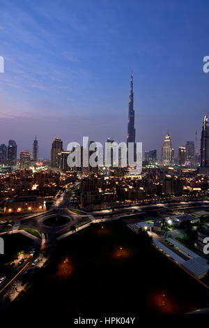 Skyline von Dubai in der Nacht vom Südgrat in Business Bay, Dubai, Vereinigte Arabische Emirate Stockfoto