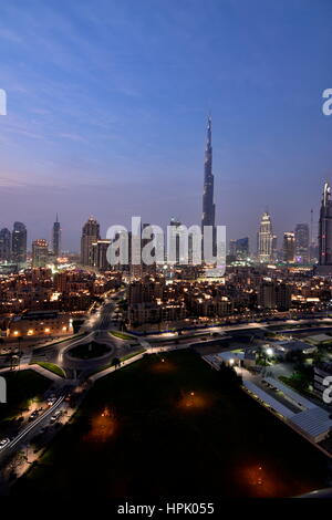 Skyline von Dubai in der Nacht vom Südgrat in Business Bay, Dubai, Vereinigte Arabische Emirate Stockfoto