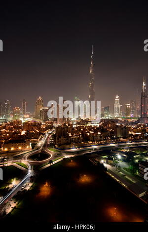 Skyline von Dubai in der Nacht vom Südgrat in Business Bay, Dubai, Vereinigte Arabische Emirate Stockfoto