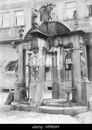Historisches Bild aus einem Glas negative zeigt einen Brunnen in einer Stadt namens Wertheim am Main in Süddeutschland Stockfoto