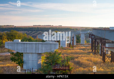 Betonpfeiler der unter Konstruktion-Brücke in Saporoschje, Ukraine Stockfoto