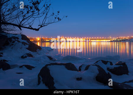 Abends Blick auf DneproGES Damm von eisigen Küste Chortyzja Insel im Winter, Zaporozhye, Ukraine Stockfoto