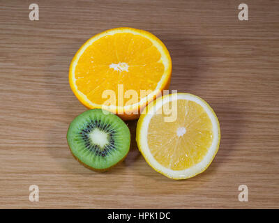 Zitronen-, Orangen- und Kiwi auf einer Holzoberfläche Stockfoto